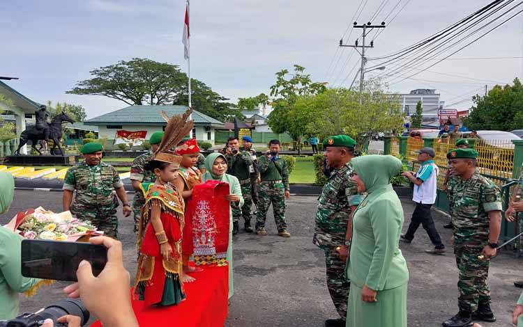 Danrem 102 Panju Panjung, Brigjen TNI Yudianto Putra Jaya saat tiba di Kodim 1011 Kuala Kapuas, Jumat, 10 Februari 2023. (FOTO: DODI)