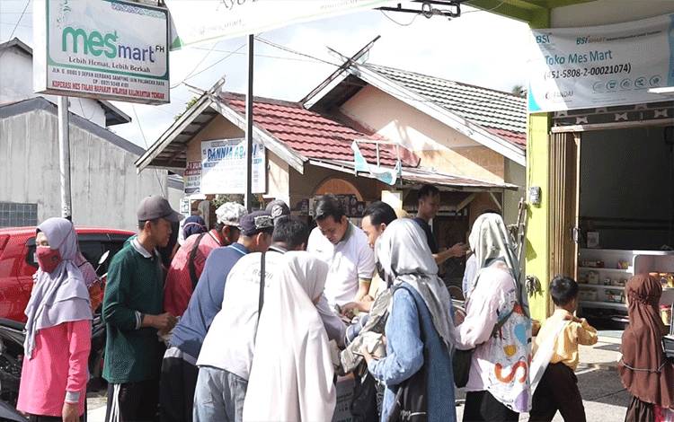 Masyarakat menyerbu nasi bungkus Rp1.000 di depan toko retail MES Mart jalan G Obos IX Kota Palangka Raya. (FOTO: IST)