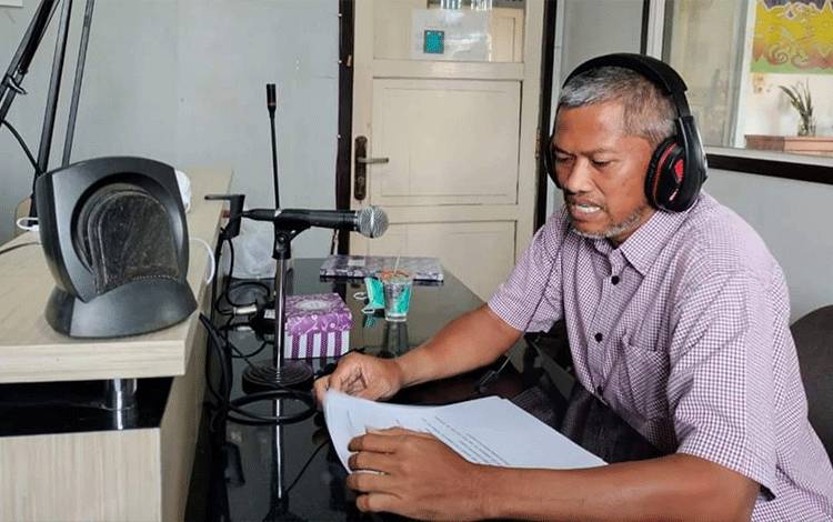 Dokter Spesialis Kulit dan Kelamin di RSUD Kapuas, dr. Aryo Sudrajad saat lakukan penyuluhan kesehatan tentang penyakit kulit. (FOTO: IST)