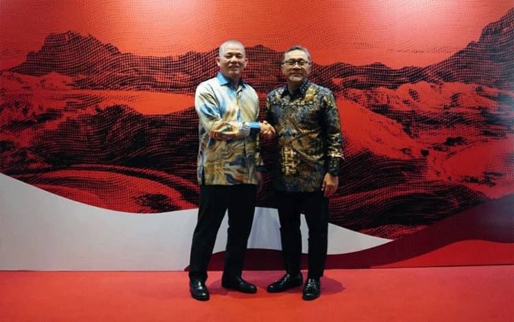 Deputi Perdana Menteri sekaligus Menteri Pertanian dan Komoditas Malaysia Dato' Sri Haji Fadillah bin Haji Yusof (kiri) dan Menteri Perdagangan (Mendag) Zulkifli Hasan (kanan) dalam pertemuan yang berlangsung di kantor Kementerian Perdagangan, Jumat (10/2/2023). (ANTARA/Ho/Kementerian Perdagangan)