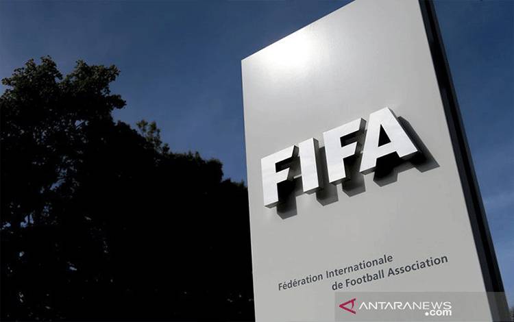 Dokumentasi - Logo badan sepak bola dunia FIFA terlihat di kantor pusatnya di Zurich. ANTARA/Fabrice COFFRINI / AFP/pri.