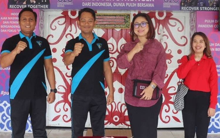 Kepala Rutan Kuala Kapuas, Toni Aji Priyanto bersama dari pihak LPNF Rumah Pintar Askari Kapuas akan kerjasama. (FOTO: RUTAN KAPUAS)