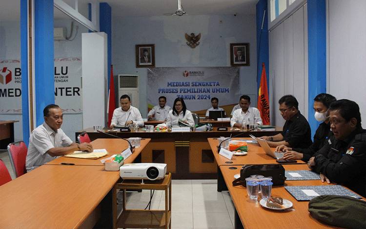 Mediasi antara pemohon sengketa H. Bambang Suryadi dan KPU Kalteng di kantor Bawaslu Kalteng, Kamis, 9 Februari 2023. (FOTO: IST)