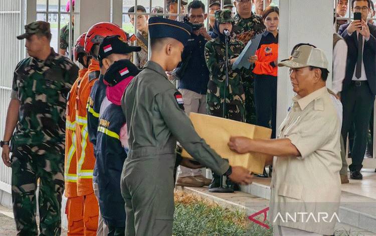 Menteri Pertahanan Prabowo Subianto (kanan) menyerahkan secara simbolis bantuan logistik untuk korban gempa Turki di Lapangan Udara Halim Perdanakusuma, Jakarta, Sabtu (11-2-2023). ANTARA/Gilang Galiartha
