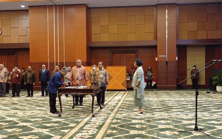 Menteri Keuangan Sri Mulyani Indrawati (kanan) dalam pelantikan pejabat di Kementerian Keuangan, Jakarta, Selasa (1/11/2022). ANTARA/Sanya Dinda.