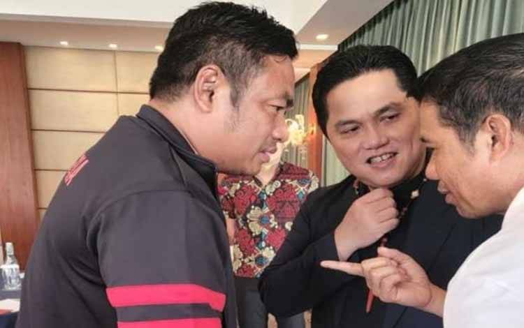 Wakil CEO Kalteng Putra FC Rahmat Nasution Hamka (RNH) bersama Erick Tohir dan Sekjend PSSI Yunus Nusi saat bertemu di Bali. (FOTO: IST)
