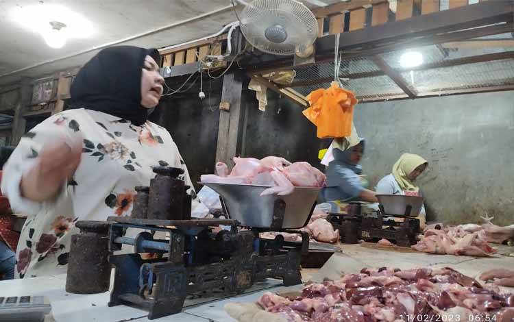 Salah seorang pedagang daging ayam di Pasar Besar, Kota Palangka Raya pada Sabtu, 11 Februari 2023.(FOTO: TESTI PRISCILLA)