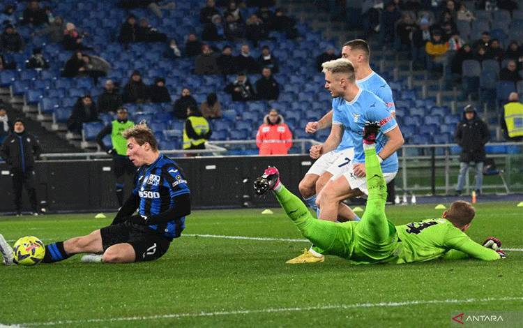 Penyerang Atalanta Rasmus Hojlund (kiri) mencetak gol kedua timnya pada pertandingan Liga Italia melawan Lazio yang dimainkan di Stadion Olimpico, Roma, Minggu (12/2/2023) dini hari WIB. (ANTARA/AFP/VINCENZO PINTO)