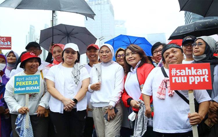 Menteri Ketenagakerjaan Ida Fauziyah (tengah) menghadiri Pawai HAM Mendukung Percepatan Pengesahan RUU PPRT di Jl Jenderal Sudirman Jakarta, Ahad (12/2/2023). (FOTO ANTARA/HO-Kemnaker)