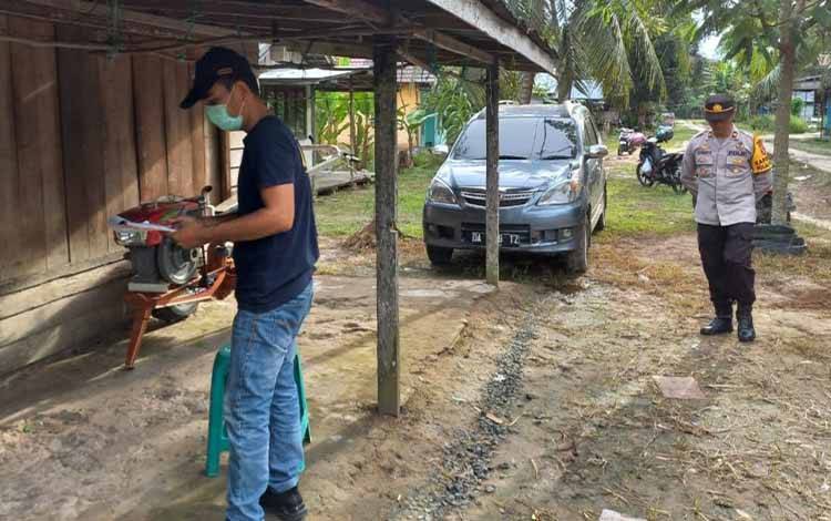 Anggota Polres Kapuas saat mendatangi lokasi terkait kejadian keracunan massal di Handel Rigei, Desa Saka Lagun, Kecamatan Pulau Petak. (FOTO: POLRES KAPUAS)