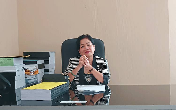 Anggota DPRD Gunung Mas Lily Rusnikasi saat ditemui di ruang kerjanya, Senin, 13 Februari 2023. (FOTO: RISKA YULYANA)