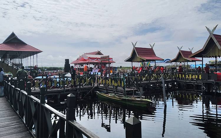 Wisata Air Hitam Kereng Bangkirai, Kota Palangka Raya (FOTO : NOPRI)