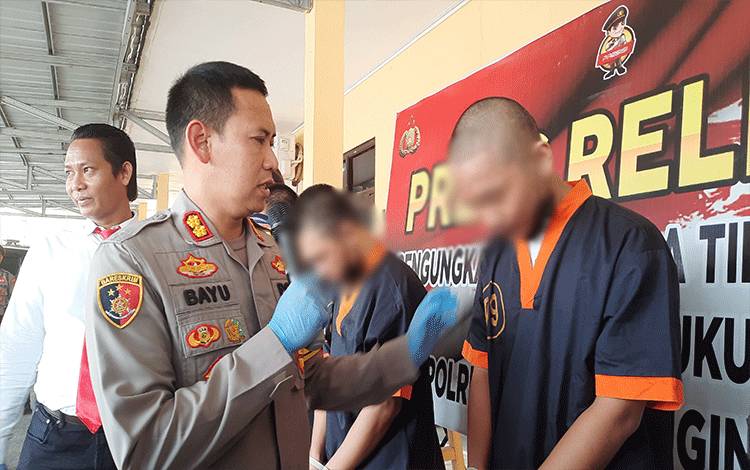Kapolres Kobar AKBP Bayu Wicaksono saat mengintrogasi tersangka pencabulan anak dibawah umur.(FOTO: DANANG)