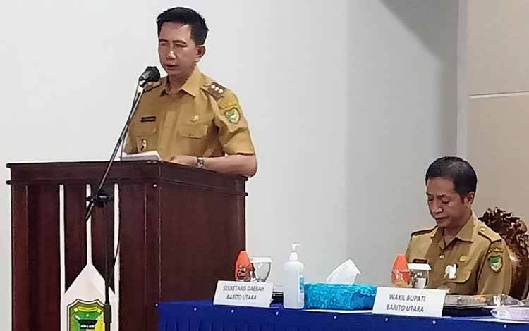 Bupati Barito Utara, H Nadalsyah memberikan arahan kepala perangkat daerah lingkup Pemkab Barito Utara saat Musrenbang RKPD di aula Kecamatan Teweh Tengah, Senin, 13 Februari 2023. (FOTO: DHANI)