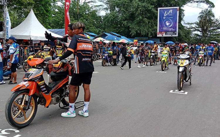 Sejumlah pembalap saat bersiap di garis awal sebelum race dimulai di sirkuit non permanen Taman Kota Sampit. (FOTO: DEWIP)