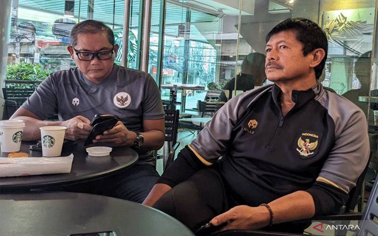 Foto arsip - Direktur Teknik PSSI Indra Sjafri (kanan) dan manajer tim nasional Indonesia Sumardji memberikan pernyataan kepada pewarta terkait perkembangan sepak bola Indonesia di Manila, Filipina, Sabtu (31/12/2022). (ANTARA/Michael Siahaan)
