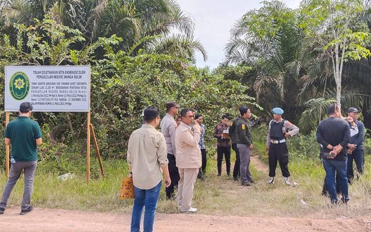 Dikawal puluhan anggota Polres Lamandau, PN Nanga Bulik bersiap mengeksekusi lahan pemakaman milik Pemerintah Desa Bumi Agung. (FOTO : HENDI NURFALAH)