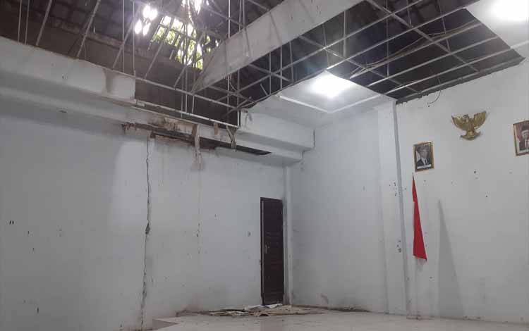 Kondisi aula Kelurahan Sidorejo yang atapnya sudah rusak cukup parah, Selasa, 14 Februari 2023 (FOTO:NURITA)