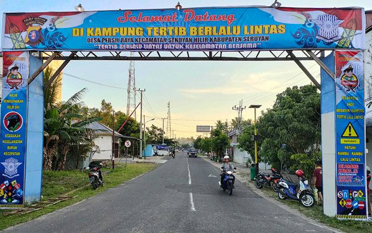 Desa Persil Raya sebagai Kampung Tertib Lalu Lintas, sebagai sarana untuk mengajak masyarakat agar selalu mengedepankan tertib lalu lintas saat berkendaraan (Foto : Polres Seruyan)