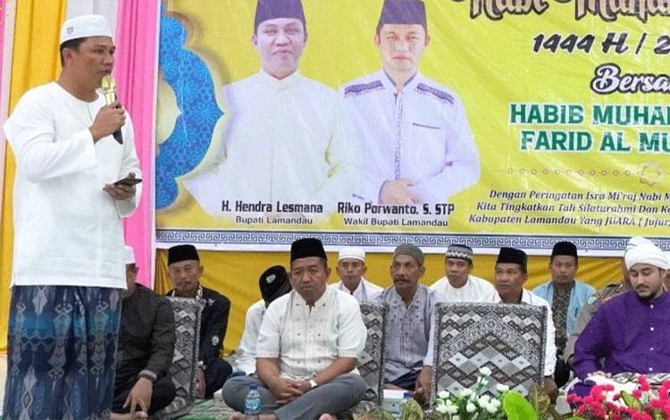Bupati Lamandau Hendra Lesmana memberikan sambutan saat menghadiri acara peringatan Isra Miraj di Masjid Jami Darussalam Desa Purwareja, Kecamatan Sematu Jaya. (FOTO : HENDI NURFALAH)