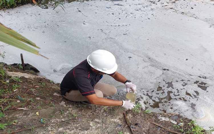  Tim Lab Mutuagung mengambil sampel air sungai di Jalan Tjilik Riwut II Pangkalan Bun