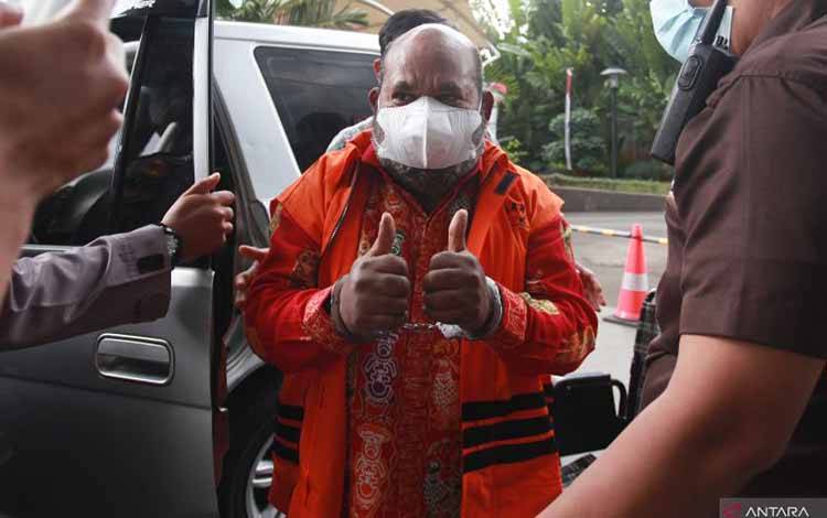 Tersangka Gubernur nonaktif Papua Lukas Enembe dikawal petugas saat tiba untuk menjalani pemeriksaan di Gedung Merah Putih KPK, Jakarta, Jumat (10/2/2023). (ANTARA FOTO/Reno Esnir/YU)