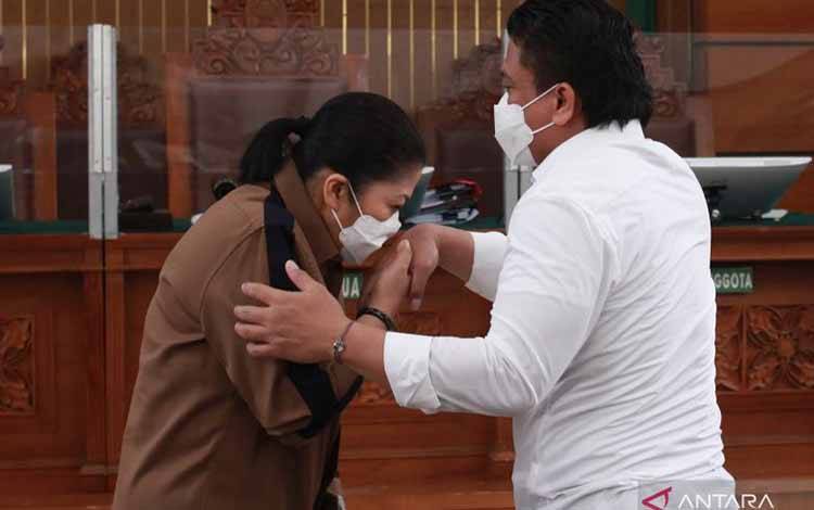 Terdakwa kasus pembunuhan berencana Brigadir Yosua Hutabarat, Putri Candrawathi mencium tangan suaminya Ferdy Sambo (kanan) setibanya di ruang sidang Pengadilan Negeri Jakarta Selatan, Jakarta, Kamis (29/12/2022). ANTARA FOTO/Reno Esnir/foc.