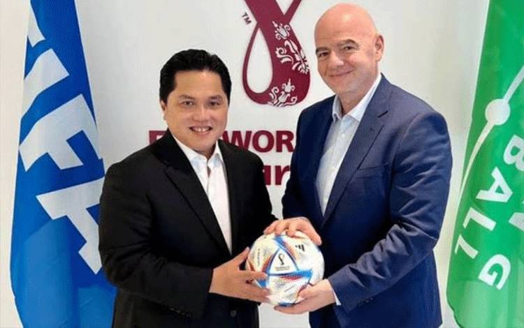 Menteri Badan Usaha Milik Negara (BUMN) Erick Thohir (kiri) bertemu dengan Presiden FIFA Gianni Infantino di Doha, Qatar, Rabu (5/10/2022). (ANTARA/HO-Kementerian BUMN)