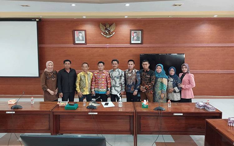 Kasubag TU dan Kepegawaian Sekretariat DPRD Kapuas, Achmad Nurhan bersama Anggota DPRD Barito Kuala. (FOTO: DODI)