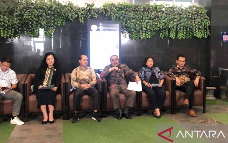 Pimpinan Lembaga Perlindungan Saksi dan Korban (LPSK) memberikan keterangan pascaputusan majelis hakim Pengadilan Negeri Jakarta Selatan di Jakarta, Jumat (17/2/2023). ANTARA/HO-Humas LPSK.