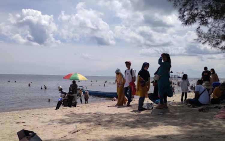 Wisatawan mengunjungi Pantai Ujung Pandaran, Sampit. (FOTO: DEWIP)