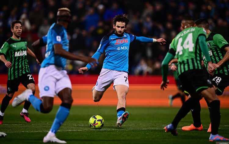Penyerang Napoli Khvicha Kvaratskhelia (tengah) melepaskan tembakan pada pertandingan Liga Italia melawan Sassuolo yang dimainkan di Stadio Citta del Tricolore, Reggio Emilia, Jumat (17/2/2023). (ANTARA/AFP/Marco BERTORELLO)