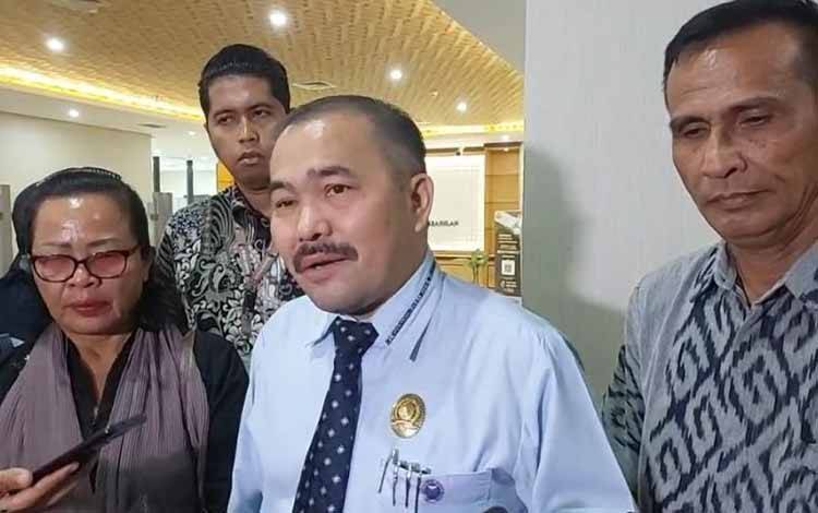 (ka-ki) Ayah Brigadir J Samuel Hutabarat, Kamaruddin Simanjutan dan Rosti Simanjuntak memberikan keterangan kepada media di Bareskrim Polri, Jakarta, Jumat (18/2/2023). (ANTARA/Laily Rahmawaty)