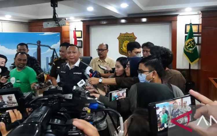 Kepala Pusat Penerangan Hukum (Kapuspenkum) Kejaksaan Agung RI Ketut Sumedana memberikan keterangan kepada media dalam konferensi pers di Kejaksaan Agung, Jakarta, Kamis (16/2/2023). ANTARA/Laily Rahmawaty