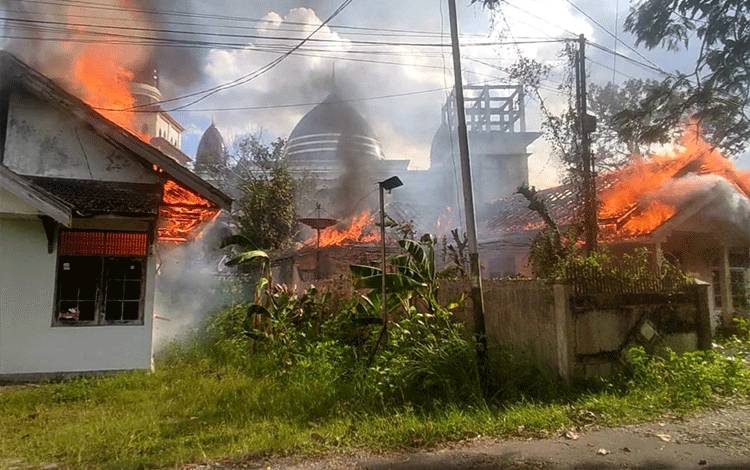 Kebakaran sebuah rumah kosong di Jalan RTA Milono, Kota Palangka Raya, Sabtu, 18 Februari 2023. (FOTO : NOPRI) 