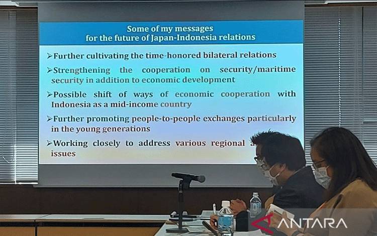 Wakil Direktur Divisi Kedua Asia Tenggara Departemen Urusan Asia Tenggara dan Barat Daya Kementerian Luar Negeri Jepang Kaneko Kazuya (kiri) berbicara dalam kunjungan media Indonesia di Tokyo, Sabtu (18/2/2023). (ANTARA/Katriana)