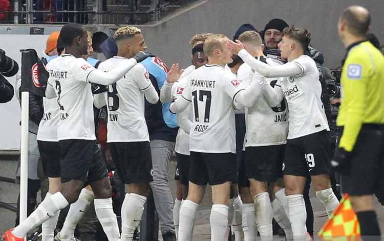 Arsip - Para pemain Eintracht Frankfurt merayakan kemenangan 2-0 atas Schalke 04 pada pertandingan Liga Jerman (Bundesliga) di Frankfurt, 21 Januari 2023. (AFP/DANIEL ROLAND)