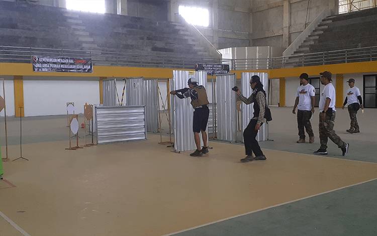 Peserta sedang menembak target dalam kompetisi Airsoft Kobar di Sport Center Pangeran Ratu Alamsyah, Minggu, 19 Februari 2023 (FOTO: NURITA)