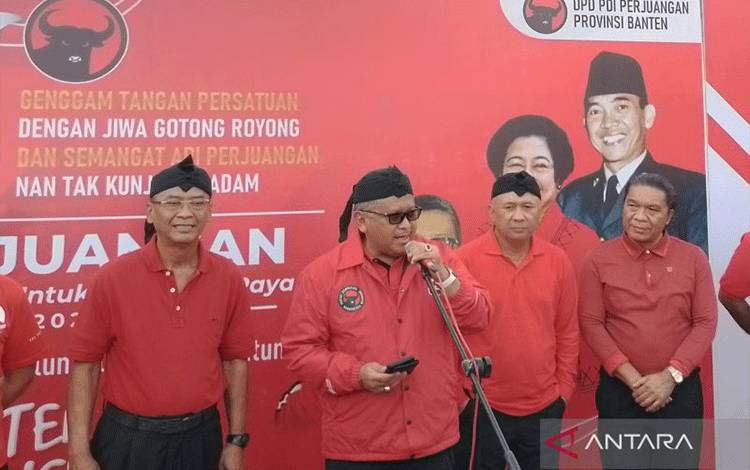 Sekjen PDI Perjuangan Hasto Kristiyanto memberikan pidato untuk menyemangati peserta karnaval budaya di alun-alun Rangkasbitung, Lebak, Banten, Minggu (19/2/2023). (ANTARA/Fauzi Lamboka)