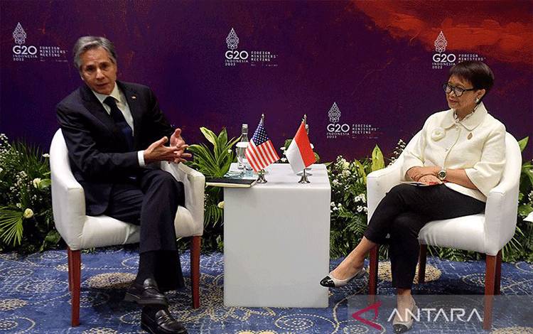 Arsip - Menteri Luar Negeri Retno Marsudi (kanan) melakukan pertemuan bilateral dengan Menlu Amerika Serikat Antony John Blinken di sela-sela Pertemuan Menteri Luar Negeri G20 di Nusa Dua, Bali (8/7/2022). (ANTARA FOTO/POOL/Nyoman Budhiana/sgd/rwa/aa)