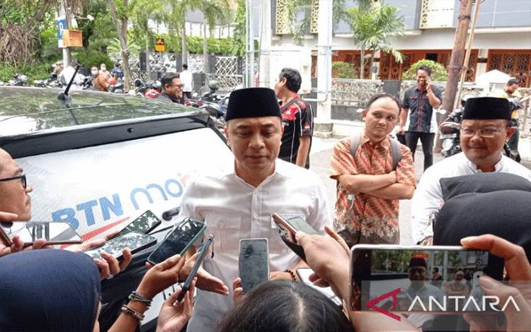 Wali Kota Surabaya Eri Cahyadi saat memberi keterangan kepada wartawan. ANTARA/Ananto Pradana