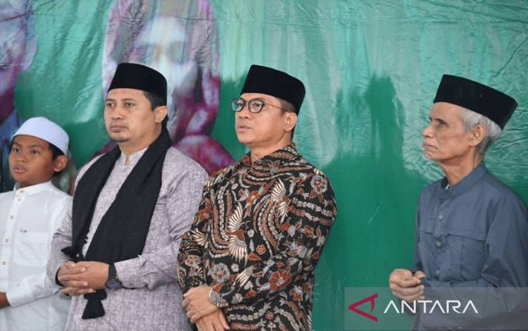 Wakil Ketua MPR Yandri Susanto (dua kanan) di sela-sela kunjungan kerjanya di Kabupaten Serang, Banten, Minggu (19/2/2023). (ANTARA/HO-Dokumentasi Pribadi)