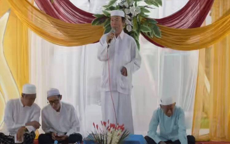Wabup Kapuas, HM Nafiah Ibnor saat hadiri Peringatan Isra Miraj di Masjid Darul Aman. (FOTO: IST)