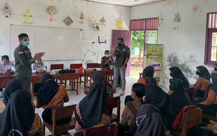 Sejumlah personel Kejari Lamandau tengah melaksanakan program Jaksa Masuk Sekolah di SMPN 4 Bulik. (FOTO : HENDI NURFALAH)