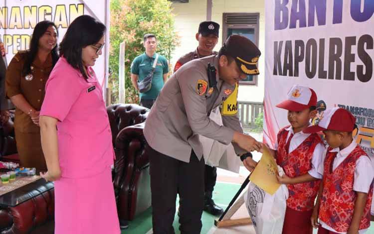 Kapolres Katingan AKBP I Gede Putu Widyana memberikan bantuan sosial kepada sejumlah murid kurang mampu di wilayah Poksek Tewang Sanggalang Gating dan Pulau Malan, Senin, 20 Februari 2023. 