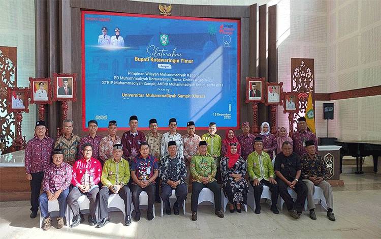 Jajaran Pengurus Wilayah Muhammadiyah Kalteng dan tim persiapan pembentukan Umsa berfoto bersama Bupati Kotim Halikinnor saat silaturahim di aula rumah jabatan, belum lama ini.