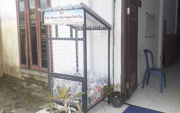Kotak Tabungan Bank Sampah Resik Rejo di depan Aula Kelurahan Sidorejo, Senin, 20 Februari 2023(FOTO: NURITA).