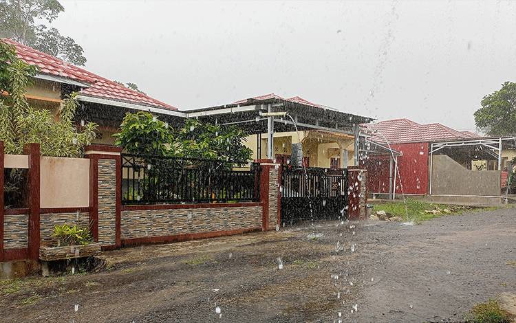 Hujan lebat yang mengguyur Kota Tamiang Layang Kabupaten Barito Timur, Selasa, 21 Februari 2023. (FOTO: BOLE MALO)