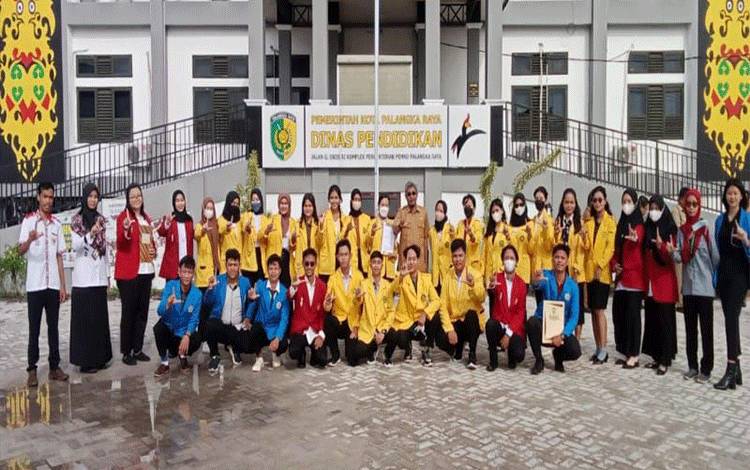 Peserta program Kampus Mengajar dilepas secara langsung oleh Kepala Dinas Pendidikan Kota Palangka Raya Jayani(tengah) yang dilaksanakan di halaman Kantor Disdik setempat Jalan Ir Soekarno, Selasa (21/2/2023). ANTARA/Dokumentasi Pribadi