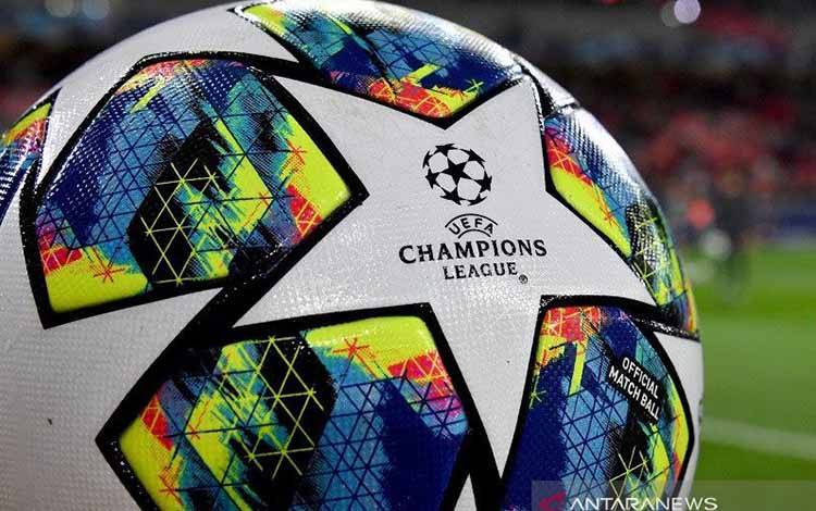 Logo Liga Champions melekat dalam bola resmi yang digunakan dalam kompetisi sepak bola paling bergengsi antarklub Eropa tersebut. (ANTARA/AFP/Denis Charlet)